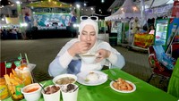 YouTuber 3,2 juta subscriber itu juga mencoba sajian soto Betawi dan soto Banjar dari RM Hj. Herlina. Soto Betawi yang disajikan sangat creamy gurih, isi dagingnya juga melimpah. Foto: YouTube Tasyi Athasyia