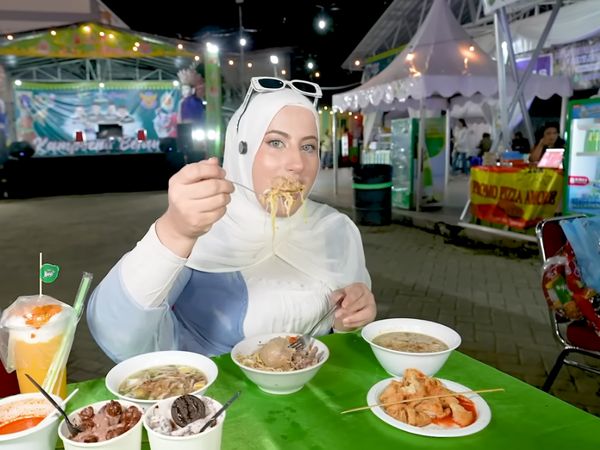 Tasyi Athasyia Kulineran di UMKM PRJ, Jajan Bakso hingga Soto Betawi