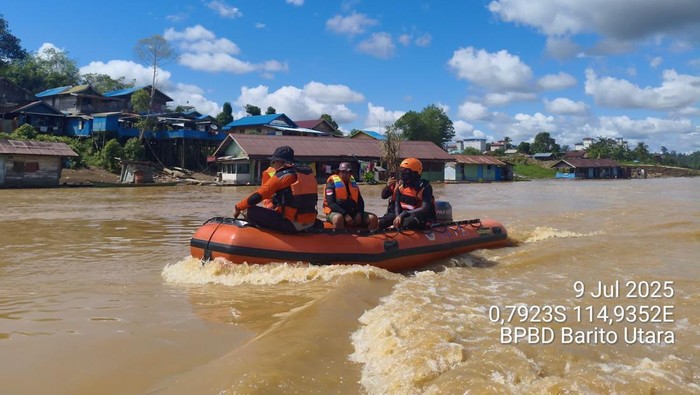 Tim SAR melakukan pencarian korban taksi perahu tenggelam ditabrak tongkang Barito Utara.