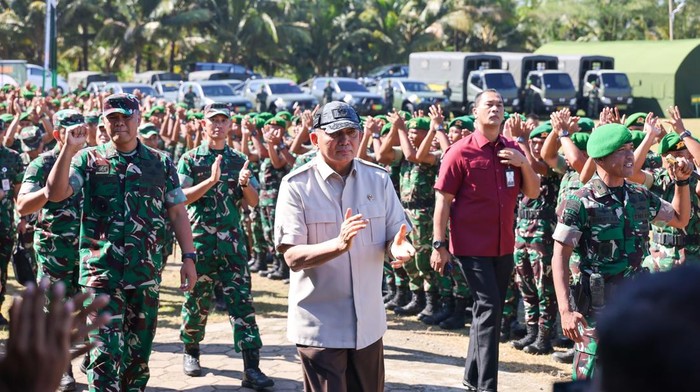 Menhan Sjafrie Sjamsoeddin meninjau progres pembangunan Yonif Teritorial Pembangunan 838 di Cilacap, Kamis (10/7/2025).