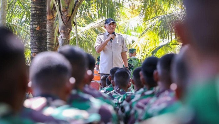 Menhan Sjafrie Sjamsoeddin meninjau progres pembangunan Yonif Teritorial Pembangunan 838 di Cilacap, Kamis (10/7/2025).