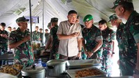 Menhan sempat makan siang bersama para prajurit TNI di Batalyon.