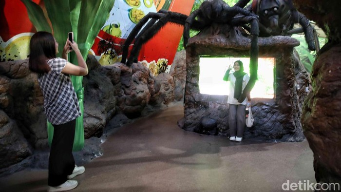 Trans Studio Cibubur Jadi Favorit Libur Sekolah Pengunjung menikmati wahana di Trans Studio Cibubur, Kamis (10/7/2025).