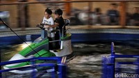 Pengunjung menikmati wahana di Trans Studio Cibubur, Kamis (10/7/2025).  
