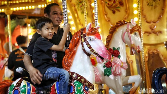 Trans Studio Cibubur Jadi Favorit Libur Sekolah Pengunjung menikmati wahana di Trans Studio Cibubur, Kamis (10/7/2025).