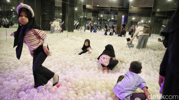Pengunjung menikmati wahana di Trans Studio Cibubur, Kamis (10/7/2025).