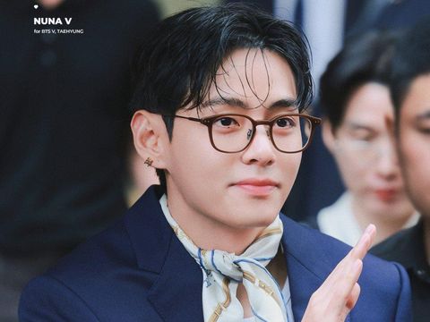 Kim Taehyung alias V BTS menampilkan boyfriend material look selama di Paris.