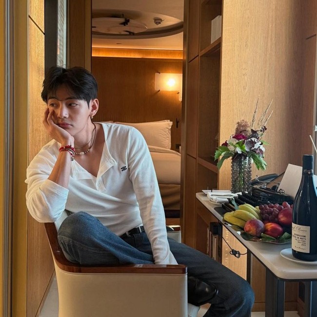 7 Gaya Boyfriend Material V BTS di Paris, Tubuh Makin Kekar Sejak Wamil