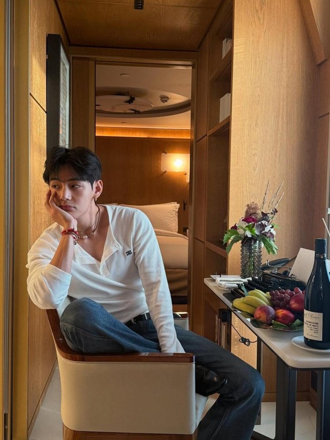 7 Gaya Boyfriend Material V BTS di Paris, Tubuh Makin Kekar Sejak Wamil