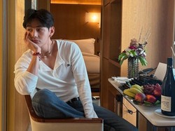 7 Gaya Boyfriend Material V BTS di Paris, Tubuh Makin Kekar Sejak Wamil