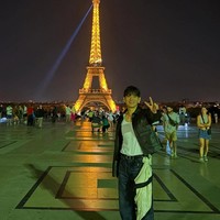 Begitu tiba di Paris, V BTS menghabiskan malam pertamanya dengan menghadiri pesta penyambutan dari CELINE. Pelantun Love Me Again tampil dengan gaya klasik, memakai dalaman putih di balik leather jacket hitam, denim jeans, dan sepatu boots. Tak lupa menyempatkan waktunya mampir ke menara ikonik, Eiffel Tower. Foto: dok. Instagram @thv