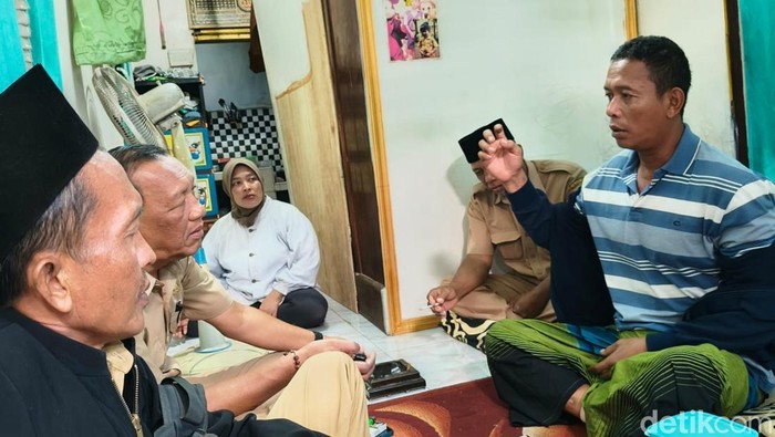 Wahyudi, sopir travel salah satu korban selamat KMP Tunu Pratama Jaya saat ditemui di rumahnya.