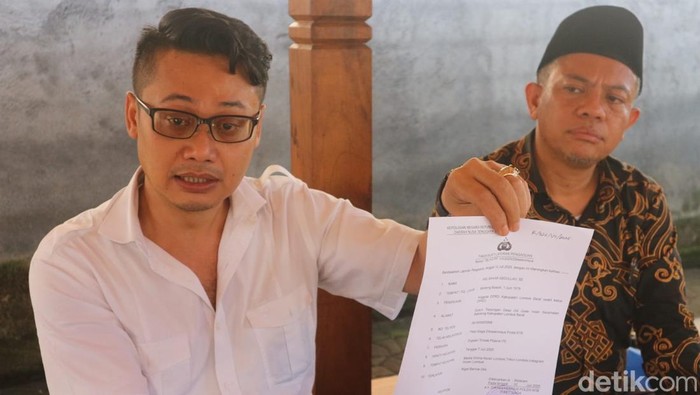 Wakil Ketua II DPRD Lombok Barat, Abu Bakar Abdullah didampingi kuasa hukumnya usai melaporkan balik WN Australia, Kamis (10/7/2025)