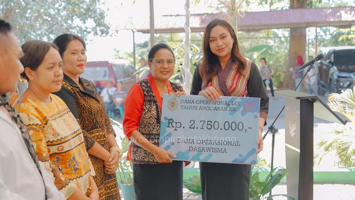 Wakil Wali Kota Kupang, Serena Cosgrova Franscies, menyerahkan bantuan operasional dasawisma di halaman Kantor Kecamatan Alak, Kota Kupang. (Istimewa)