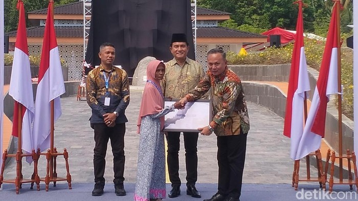 WamenHAM Mugiyanto memberikan bantuan tali asih secara simbolis ke salah satu korban pelanggaran HAM di Rumoh Geudong. (Foto: Agus Setyadi/detikSumut).