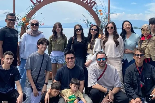 Wulan Guritno bersama Baim Wong dan para geng artis tampak memamerkan momen lebaran bersama. Diketahui Wulan dan para sahabat artisnya itu berkunjung ke Danau Toba. Foto: Instagram