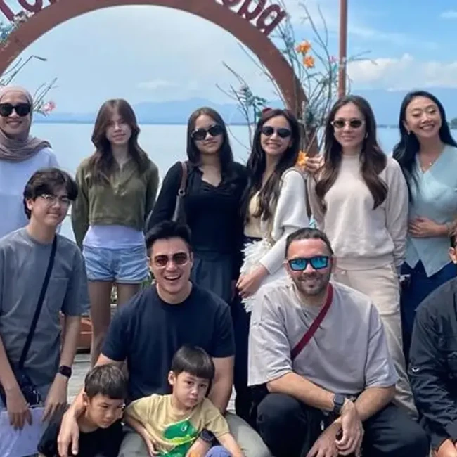 7 Foto Wulan Guritno & Baim Wong Liburan Bareng Geng Artis Naik Kapal Pinisi