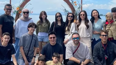7 Foto Wulan Guritno & Baim Wong Liburan Bareng Geng Artis Naik Kapal Pinisi