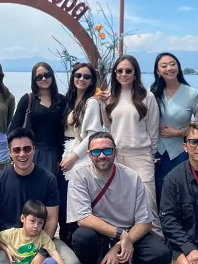 7 Foto Wulan Guritno & Baim Wong Liburan Bareng Geng Artis Naik Kapal Pinisi 7 Foto Wulan Guritno & Baim Wong Liburan Bareng Geng Artis Naik Kapal Pinisi