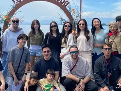 7 Foto Wulan Guritno & Baim Wong Liburan Bareng Geng Artis Naik Kapal Pinisi