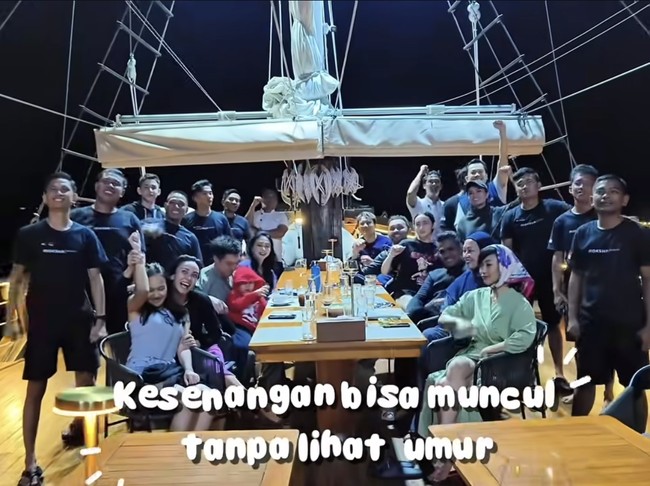 Masayu Anastasia, Asri Welas, Widy Vierratale, Teuku Zacky, Wulan Guritno, Baim Wong, dan beberapa rekan lainnya tampak menikmati keindahan Danau Toba dengan menaiki kapal pinisi. Foto: Instagram
