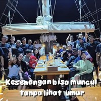 Masayu Anastasia, Asri Welas, Widy Vierratale, Teuku Zacky, Wulan Guritno, Baim Wong, dan beberapa rekan lainnya tampak menikmati keindahan Danau Toba dengan menaiki kapal pinisi. Foto: Instagram