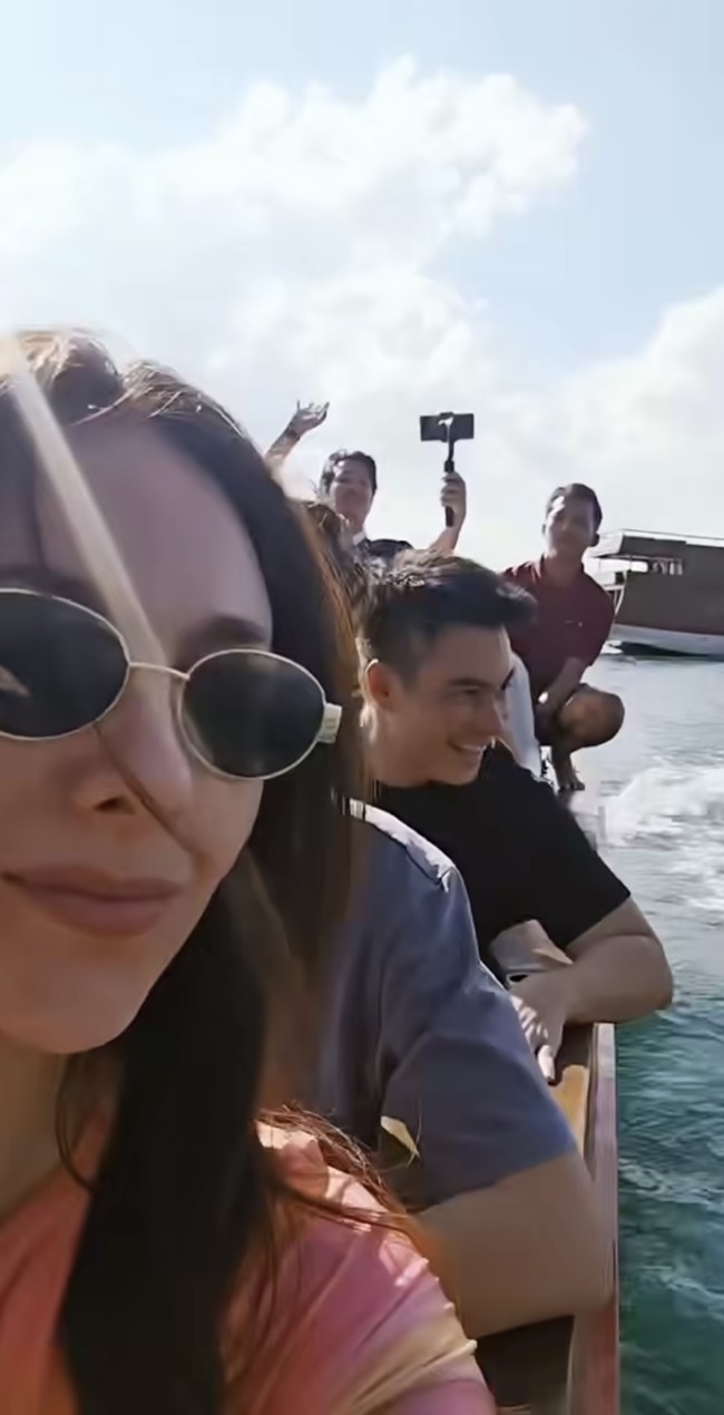 Momen keseruan para artis tersebut terlihat dari unggahan mereka di Instagram. Seperti dalam foto, terlihat Wulan dan Baim yang berada dalam satu perahu. Foto: Instagram