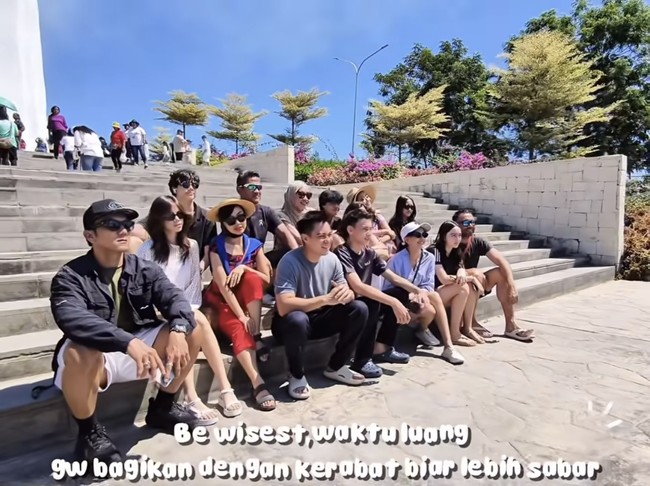 Liburan bersama, terlihat geng artis tersebut kompak berpose bareng untuk mengabadikan momen mereka. Foto: Instagram