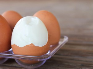 Cuma 2 Langkah, Ini Rahasia Kupas Telur Rebus agar Tetap Mulus