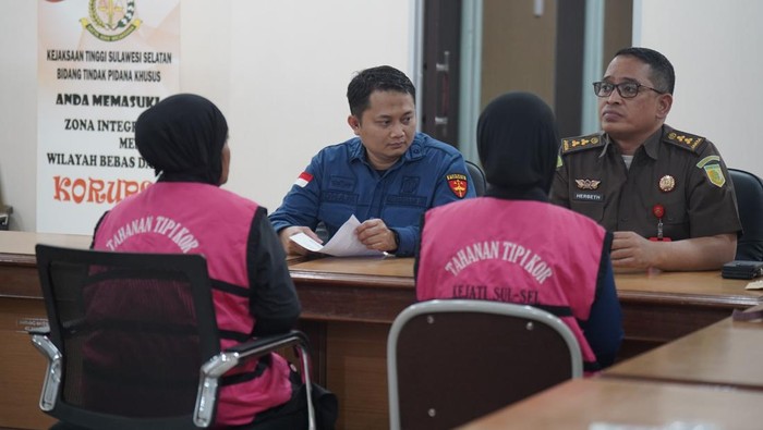 2 Emak-emak tersangka korupsi kredit bank BUMN di Makassar mengenakan rompi Kejaksaan. Dokumen Istimewa