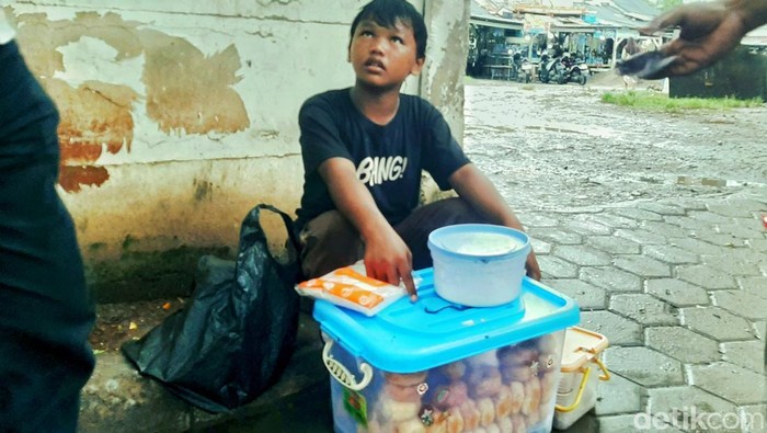 Adul saat menjajakan dagangan donat di halaman belakang RSUD Karawang
