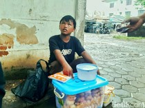 Harapan Manis Donat Adul di Sudut Benteng Pembatas RSUD Karawang