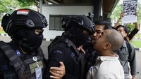 Aksi sempat diwarnai dengan saling dorong antara aktivis dengan sejumlah Pamdal DPR.