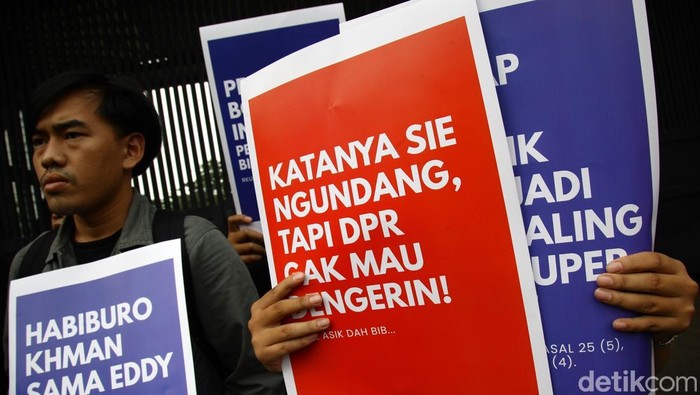 Aksi Bakar Draft RKUHAP di DPR, Protes Minimnya Partisipasi Publik Sejumlah aktivis Lokataru menggelar aksi membakar draft RKUHAP di depan Gedung DPR RI, Jakarta, Jumat (11/7/2025). Aksi ini sebagai simbol protes terhadap proses yang dinilai tertutup.