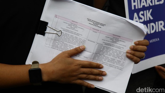 Aksi Bakar Draft RKUHAP di DPR, Protes Minimnya Partisipasi Publik Sejumlah aktivis Lokataru menggelar aksi membakar draft RKUHAP di depan Gedung DPR RI, Jakarta, Jumat (11/7/2025). Aksi ini sebagai simbol protes terhadap proses yang dinilai tertutup.