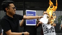 Massa aksi membakar draft RKUHAP.