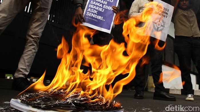 Aksi Bakar Draft RKUHAP di DPR, Protes Minimnya Partisipasi Publik Sejumlah aktivis Lokataru menggelar aksi membakar draft RKUHAP di depan Gedung DPR RI, Jakarta, Jumat (11/7/2025). Aksi ini sebagai simbol protes terhadap proses yang dinilai tertutup.
