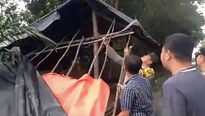 Anggota Polres OKU membongkar pos pungli di Jalinsum wilayah Kecamatan Semidang Aji. (ANTARA/Edo Purmana)