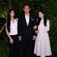 Tak ketinggalan, Aira pun tampil memikat dengan atasan renda v-neck warna soft pink, celana panjang, dan sneakers putih yang memberi kesan santai tapi tetap chic. Netizen pun dibuat salfok dengan tubuh tinggi gadis 17 tahun itu. Banyak pula yang memuji kecantikan Aira yang mirip dengan sang bunda. Foto: dok. Instagram @annisayudhoyono