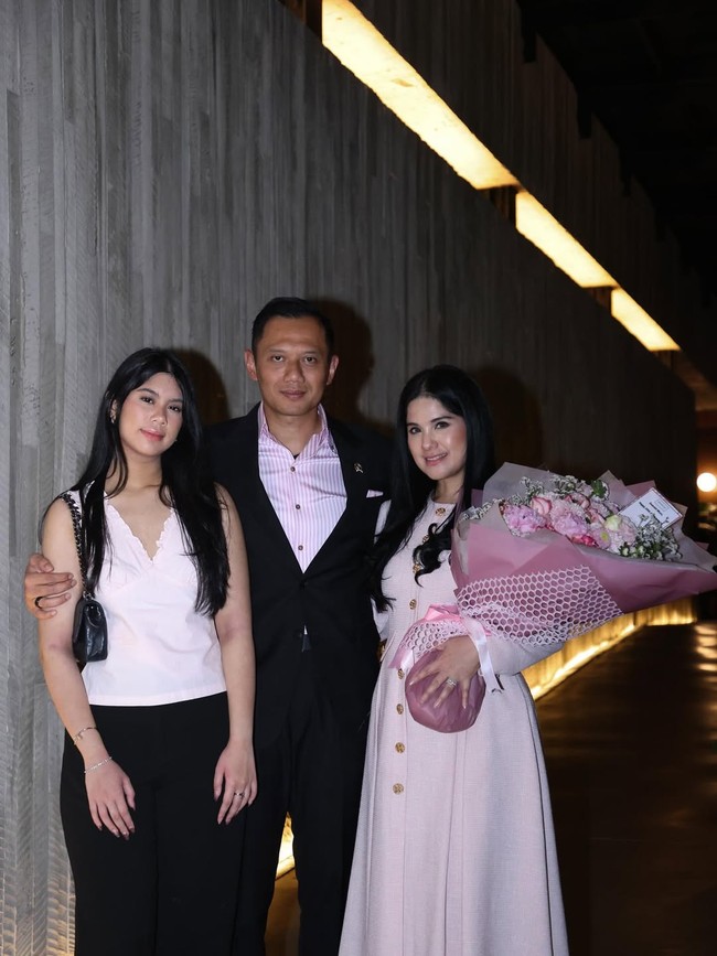 Sementara AHY tampil stylish dalam kemeja pink yang dipadukan jas serta celana hitam. Tampilan maskulin namun tetap bergaya couple dengan sang istri. Foto: dok. Instagram @annisayudhoyono