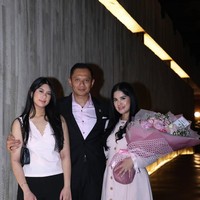 Sementara AHY tampil stylish dalam kemeja pink yang dipadukan jas serta celana hitam. Tampilan maskulin namun tetap bergaya couple dengan sang istri. Foto: dok. Instagram @annisayudhoyono