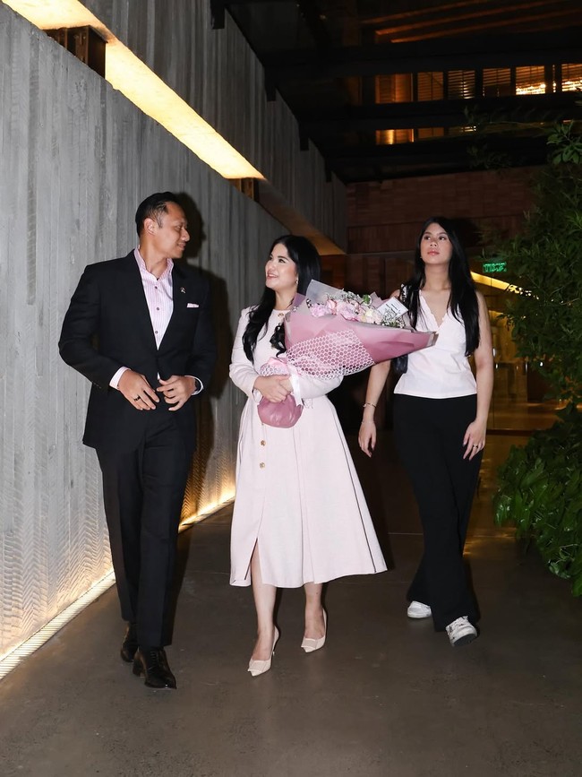 Annisa terlihat memukau dalam midi dress berwarna soft pink dengan detail kancing emas, dipadukan dengan high heels senada.  Foto: dok. Instagram @annisayudhoyono
