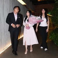 Annisa terlihat memukau dalam midi dress berwarna soft pink dengan detail kancing emas, dipadukan dengan high heels senada.  Foto: dok. Instagram @annisayudhoyono