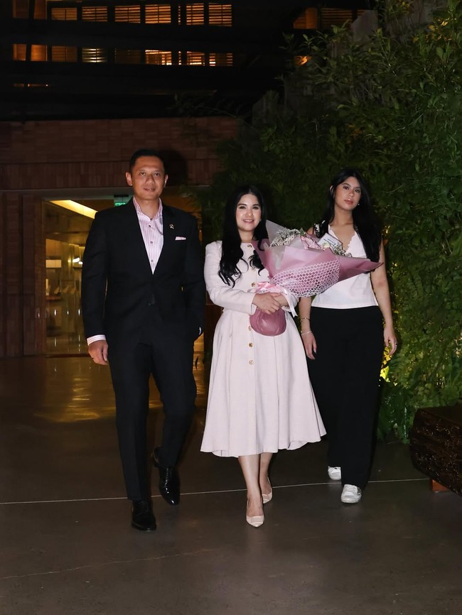 Seluruh anggota keluarga tampil kompak dalam balutan busana bernuansa pink. Foto: dok. Instagram @annisayudhoyono