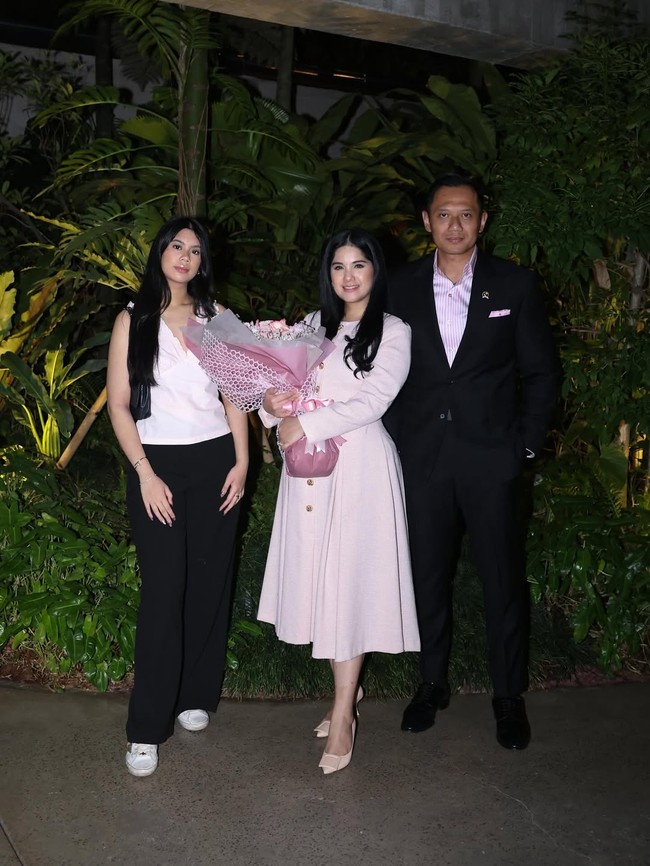 Tampak Almira Tunggadewi Yudhoyono yang akrab disapa Aira ikut melengkapi malam romantis ayah dan ibunya tersebut.  Foto: dok. Instagram @annisayudhoyono