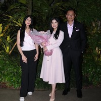 Tampak Almira Tunggadewi Yudhoyono yang akrab disapa Aira ikut melengkapi malam romantis ayah dan ibunya tersebut.  Foto: dok. Instagram @annisayudhoyono