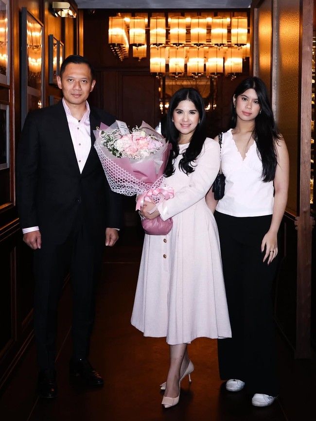 Di momen istimewa ini, AHY memberikan kejutan manis berupa buket bunga untuk Annisa. Perayaan pun dilanjutkan dengan makan malam romantis bersama keluarga kecil mereka.   Foto: dok. Instagram @annisayudhoyono