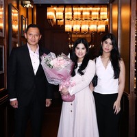 Di momen istimewa ini, AHY memberikan kejutan manis berupa buket bunga untuk Annisa. Perayaan pun dilanjutkan dengan makan malam romantis bersama keluarga kecil mereka.   Foto: dok. Instagram @annisayudhoyono