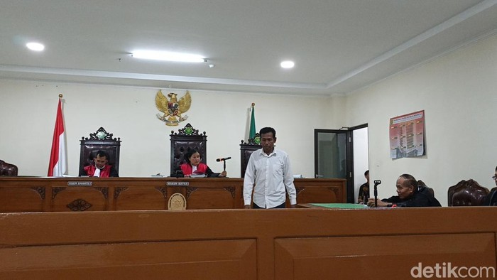 ASN DPRD Sulbar, Sattriyady saat menjalani sidang pemeriksaan terdakwa di PN Sungguminasa, Gowa.