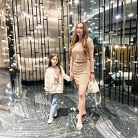 Setelah berpisah, Aura Kasih fokus membesarkan putrinya sebagai seorang ibu tunggal. Ia kerap membagikan cerita tentang perjuangannya menjalani peran orang tua seorang diri, termasuk soal tanggung jawab finansial dan emosional terhadap anaknya. Foto: Instagram@aurakasih